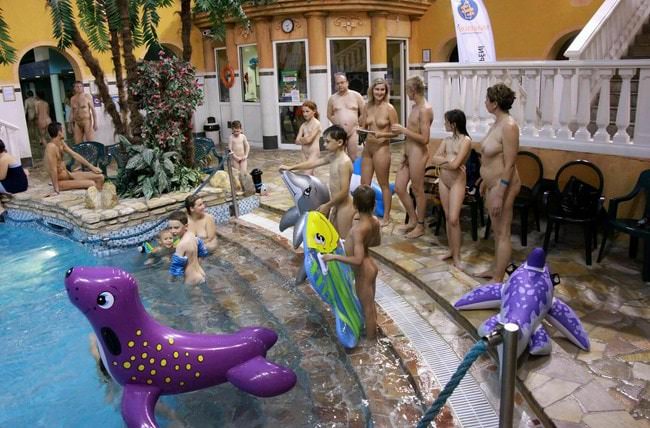 Pure nudiste naturiste photo de famille des événements [Jour du nudisme dans la piscine]