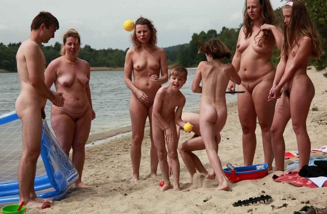 Purenudism galerie premium de la famille le naturisme en plein air nudisme événements d'images [Games Outdoors]