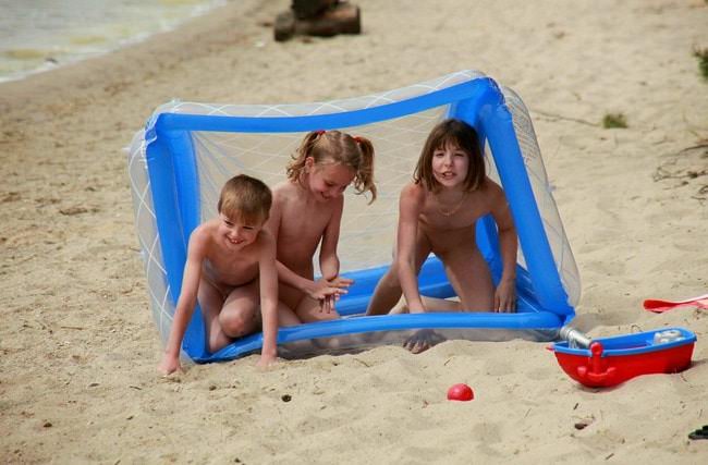 Purenudism galerie premium de la famille le naturisme en plein air nudisme événements d'images [Games Outdoors]