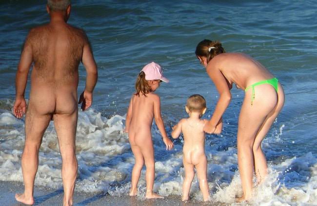 Purenudism de la galerie de la famille nudisme photo am Meer [les vacances d'Été nu]