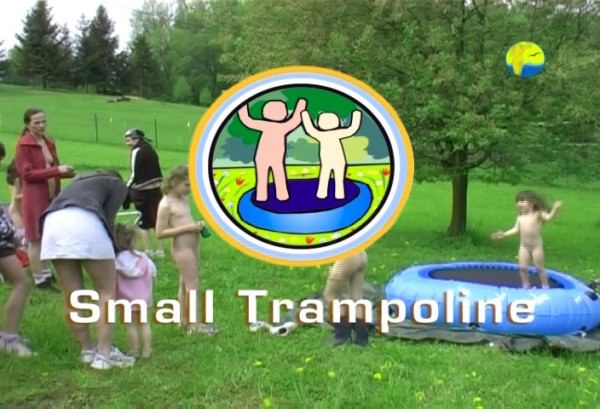 La famille naturisme vidéo - Small Trampoline [Naturisme outdoor] [720×480 | 01:23:43 | 2.43 GB]